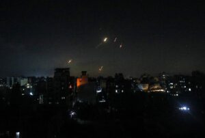 Fotografía de misiles iraníes que atraviesan el espacio aéreo de la Franja de Gaza antes de impactar objetivos dentro de Israel. EFE/Mohammed Saber