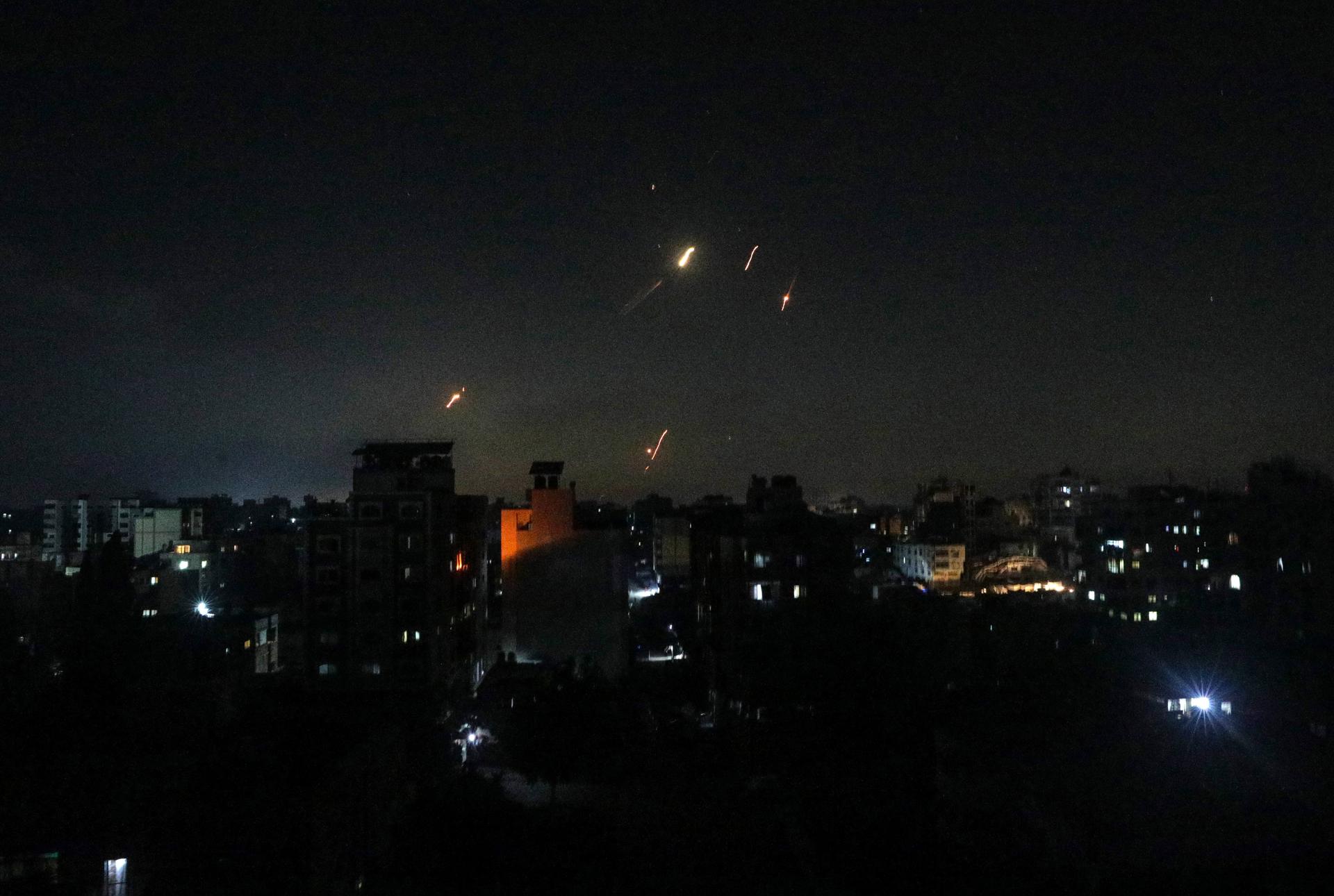 Fotografía de misiles iraníes que atraviesan el espacio aéreo de la Franja de Gaza antes de impactar objetivos dentro de Israel. EFE/Mohammed Saber