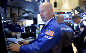 Corredores de bolsa trabajan en la Bolsa de Valores de Nueva York en Nueva York, Nueva York, EE. UU.. EPA/JUSTIN LANE
