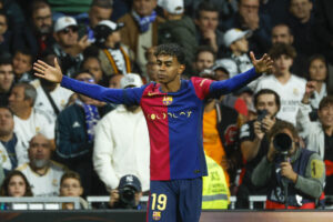 Lamine Yamal celebra tras anotar el tercer gol del Barcelona durante el partido de la jornada 11 de LaLiga EA Sports frente al Real Madrid, en el estadio Santiago Bernabéu. EFE/Juanjo Martín