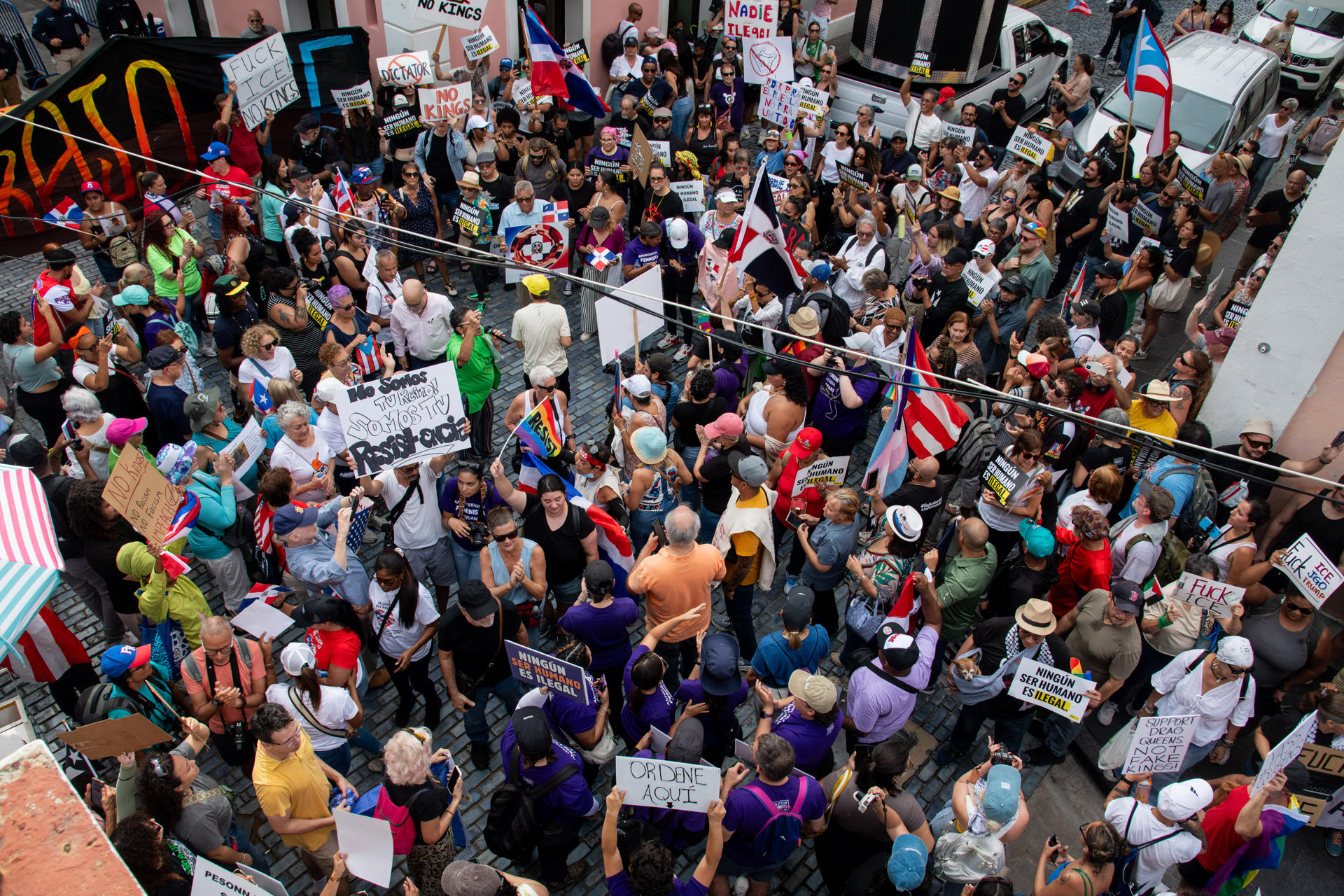 Personas participan en una manifestación en defensa de la comunidad migrante este sábado, en San Juan (Puerto Rico). EFE/ Enid M Salgado