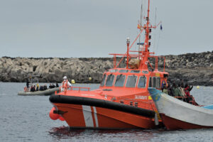 Un barco de Salvamento Marítimo (en la imagen) rescató a los tres tripulantes de un catamarán dañado por tres orcas, al oeste del cabo Trafalgar. EFE