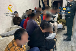 La Guardia Civil y la Policía Nacional han desarticulado una red de trata de seres humanos y explotación laboral y han conseguido liberar a 45 víctimas que eran explotadas en fincas agrícolas de Aragón, Castilla y León, Cataluña, Comunidad Valenciana y Extremadura. EFE/ Guardia Civil SOLO USO EDITORIAL/SOLO DISPONIBLE PARA ILUSTRAR LA NOTICIA QUE ACOMPAÑA (CRÉDITO OBLIGATORIO)