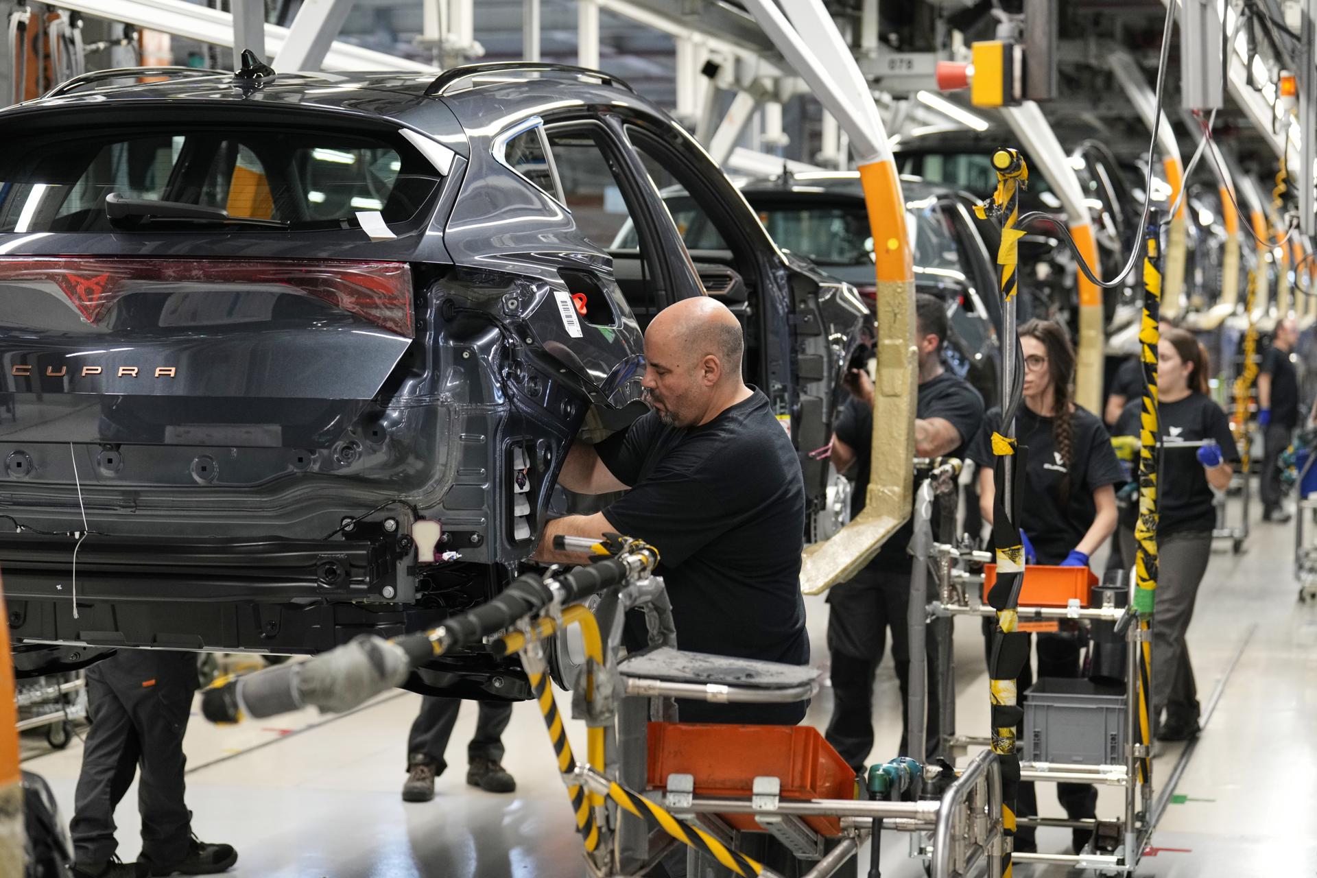 Un operario en la fábrica de ensamblaje de Seat en Martorell (Barcelona) en una imagen de archivo. EFE/Alejandro García.