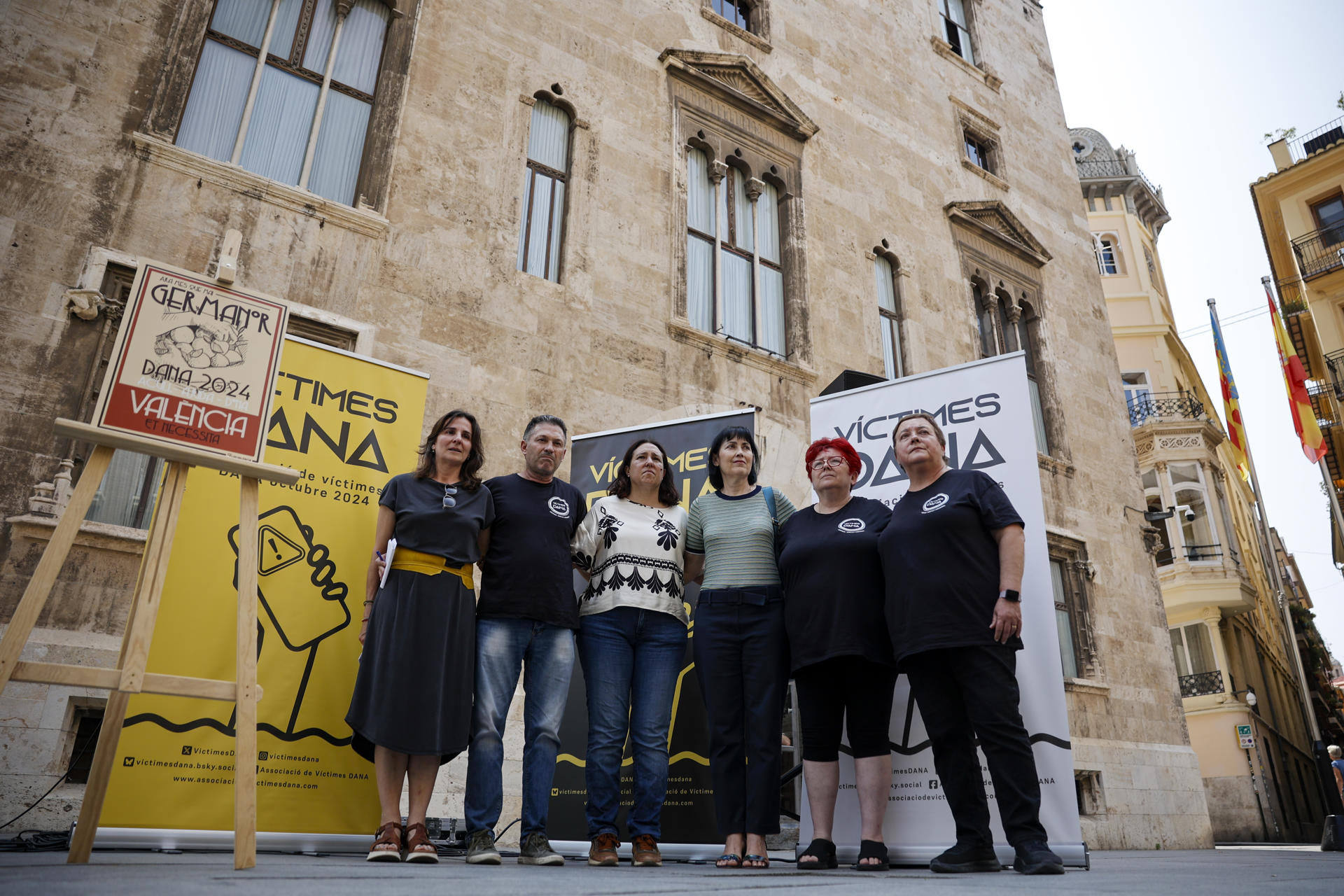 La presidenta de la Associació de Víctimes del Metro, Beatriz Garrote (i), posa con las representantes del colectivo de víctimas de la dana Associació de Víctimes Dana 29 octubre 2024 ante el palau de la Generalitat donde han informado este miércoles de su personación en la causa penal que instruye un juzgado de Catarroja sobre la gestión de la catástrofe, así como de las próximas acciones que llevarán a cabo. EFE/Biel Aliño