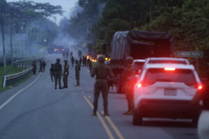 Foto de archivo que muestra a un grupo de personas enfrentándose con integrantes de la Policía de Panamá durante una manifestación contra la reforma a la seguridad social, en Embera Purú (Panamá). EFE/ Carlos Lemos