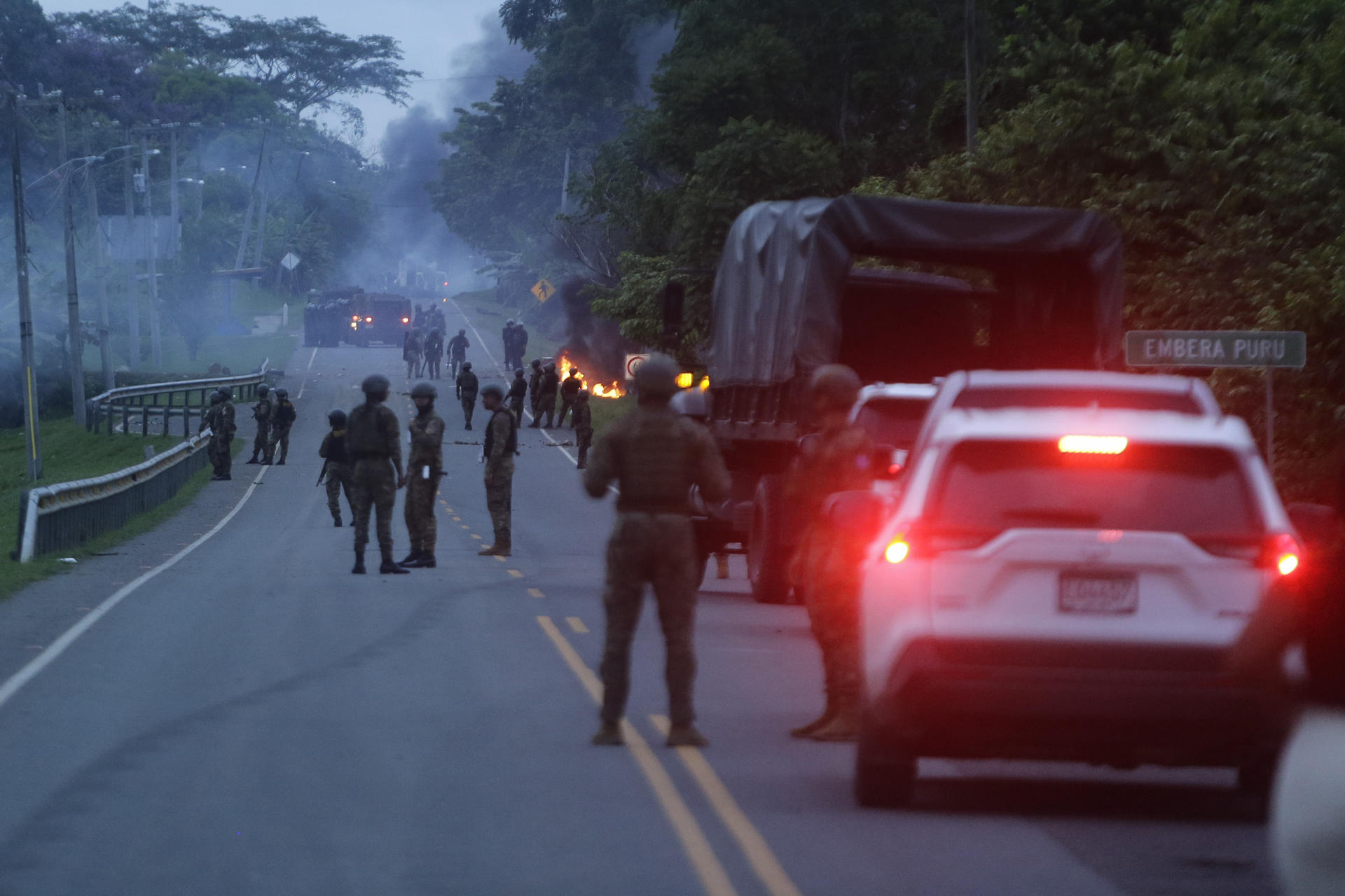 Foto de archivo que muestra a un grupo de personas enfrentándose con integrantes de la Policía de Panamá durante una manifestación contra la reforma a la seguridad social, en Embera Purú (Panamá). EFE/ Carlos Lemos