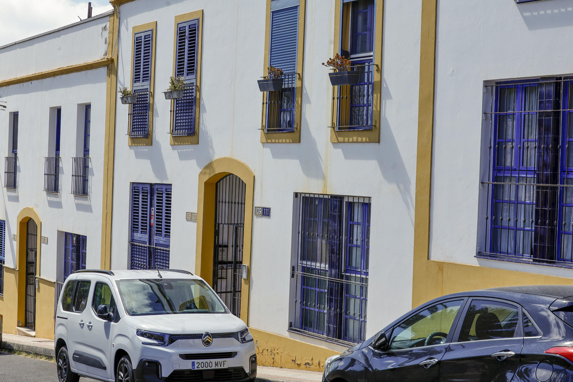 Las fuerzas de seguridad han hallado en una vivienda del barrio de el Zardo de Las Palmas de Gran Canaria los cadáveres de una mujer y de un hombre, su actual pareja, con indicios que sugieren un crimen machista, tras el cual él se habría ahorcado. El aviso al 112 fue dado por la hija de la mujer presuntamente asesinada, quien se presentó en el domicilio porque su madre no había ido al trabajo y encontró su cuerpo en el salón de la casa. En la imagen, fachada del edificio donde sucedieron los hechos.EFE/ Elvira Urquijo A.