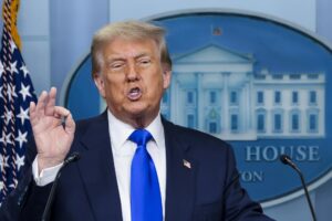 El presidente de Estados Unidos, Donald Trump, durante una rueda de prensa, en la sala de comunicaiones de la Casa Blanca, en Washington DC (EE.UU.). EFE/Shawn Thew