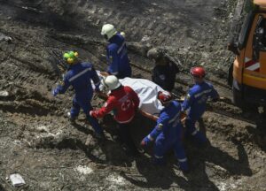 Rescatistas ucranianos evacuan un cuerpo en el lugar de un ataque con cohetes en un edificio residencial de cinco pisos en Kyiv, Ucrania, el 23 de junio de 2025, en medio de la invasión rusa. EFE/EPA/MAXYM MARUSENKO