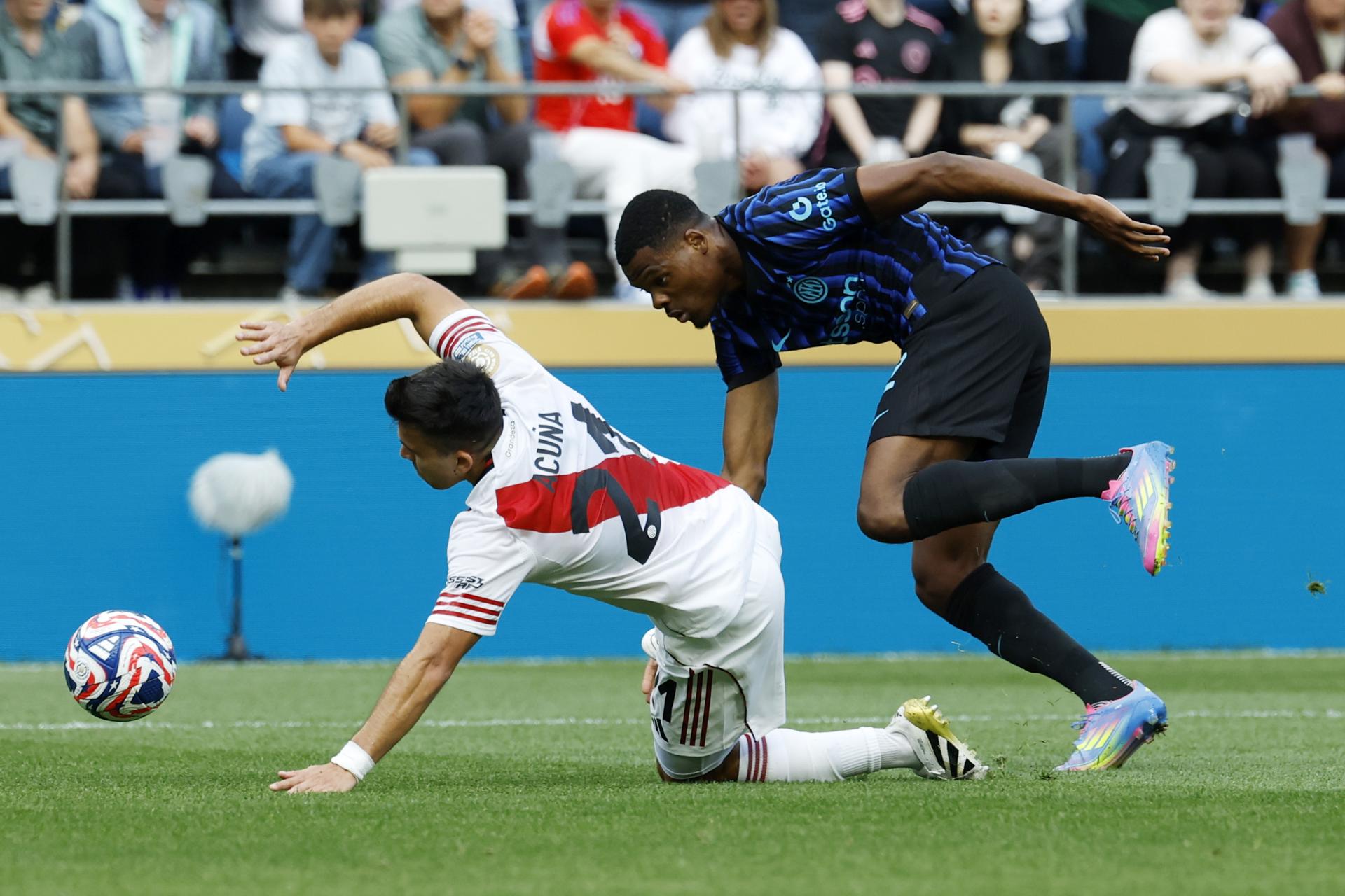 Denzel Dumfries (d) del Inter Milán en acción contra Marcos Acuna (i) de River Plate durante el partido del Mundial de Clubes de la FIFA 2025 entre Inter Milán y River Plate en Seattle, Washington, EE. UU. EFE/EPA/JOHN G. MABANGLO