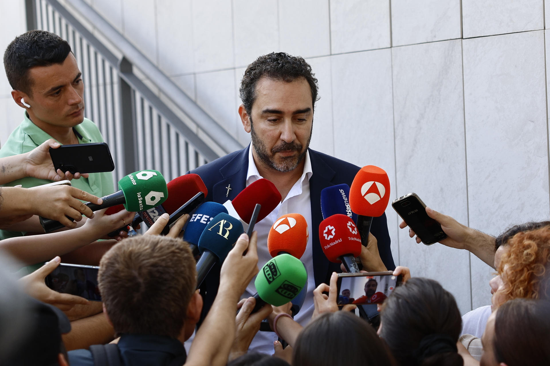 El empresario y presunto comisionista Víctor de Aldama a su salida este miércoles del juzgado de Instrucción nº4 de Majadahonda, para comparecer en calidad de testigo ante la jueza que investiga a Luis Rubiales y a Gerard Piqué por el contrato de la Supercopa en Arabia Saudí. EFE/Rodrigo Jiménez