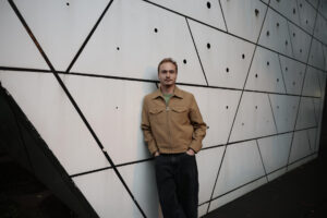 El director mexicano Adolfo Margulis posa durante una entrevista con EFE este jueves, en Ciudad de México (México). EFE/ José Méndez