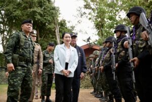 La primera ministra de Tailandia, Paetongtarn Shinawatra (C), visita las tropas cercanas a la frontera con Camboya después de que se filtrara un audio con críticas a un comandante.
EFE/EPA/THE ROYAL THAI GOVERNMENT HANDOUT HANDOUT EDITORIAL USE ONLY/NO SALES
