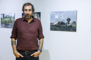 El fotoperiodista Manu Brabo (c), este viernes en Zaragoza donde recoge el Premio Fotoperiodistas de Aragón 2024, como reconocimiento a su trabajo durante años en la guerra de Ucrania.-EFE/ Javier Belver