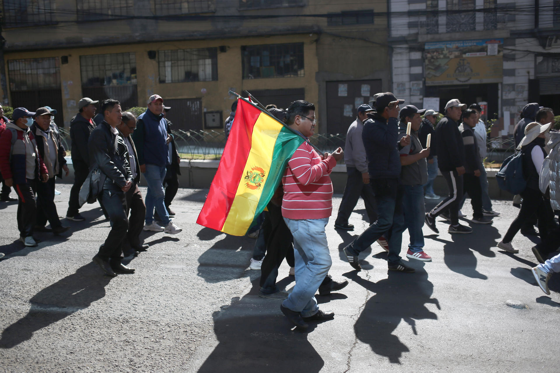 Personas se manifiestan durante una marcha este miércoles en La Paz (Bolivia). EFE/Luis Gandarillas