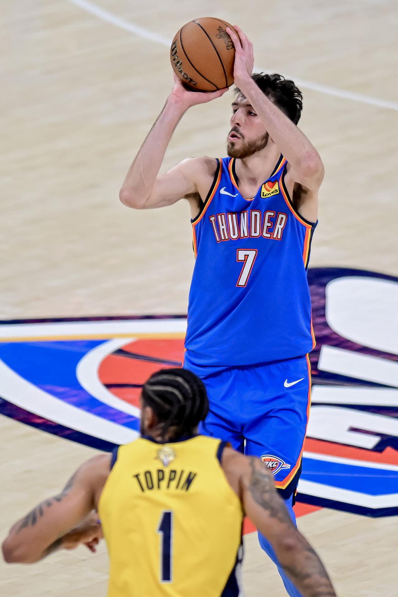 Chet Holmgren (arriba) de los Oklahoma City Thunder lanza a la cesta ante Obi Toppin (abajo) de los Indiana Pacers. EFE/Manuela Soldi