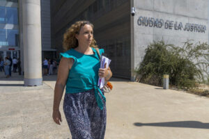 La perita judicial Elena Bolarín tras declarar en el juzgado de instrucción número 3 dentro de la instrucción del caso del incendio de las discotecas Teatre y Fonda Milagros de Murcia, en la que fallecieron trece personas, este viernes en la Ciudad de la Justicia de Murcia. EFE/Marcial Guillén