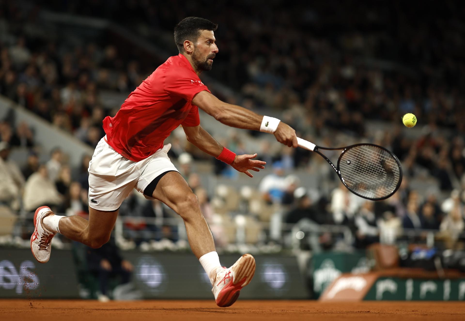 El serbio Novak Djokovic durante su partido de cuartos de final de Roland Garros ante el alemán Alexander Zverev. EFE/EPA/YOAN VALAT