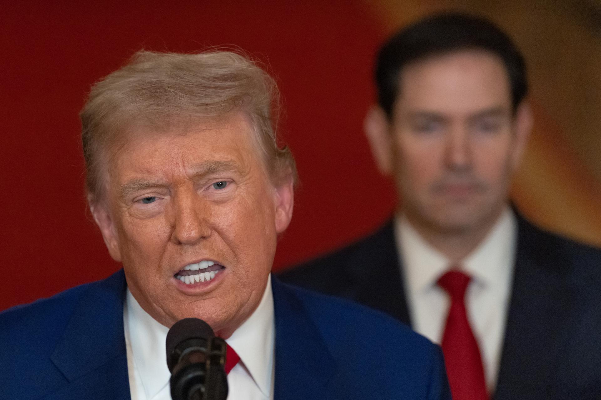 El presidente de Estados Unidos, Donald Trump, pronuncia un discurso a la nación, este sábado, 21 de junio, mientras el secretario de Estado estadounidense, Marco Rubio (d), lo observa, tras los ataques estadounidenses contra tres instalaciones nucleares de Irán, en la Casa Blanca, en Washington DC (EE.UU.). EFE/Carlos Barría/Pool