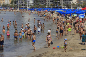 Decenas de personas disfrutan de la mañana del domingo en la playa de Matalascañas de Huelva. EFE/ David Arjona