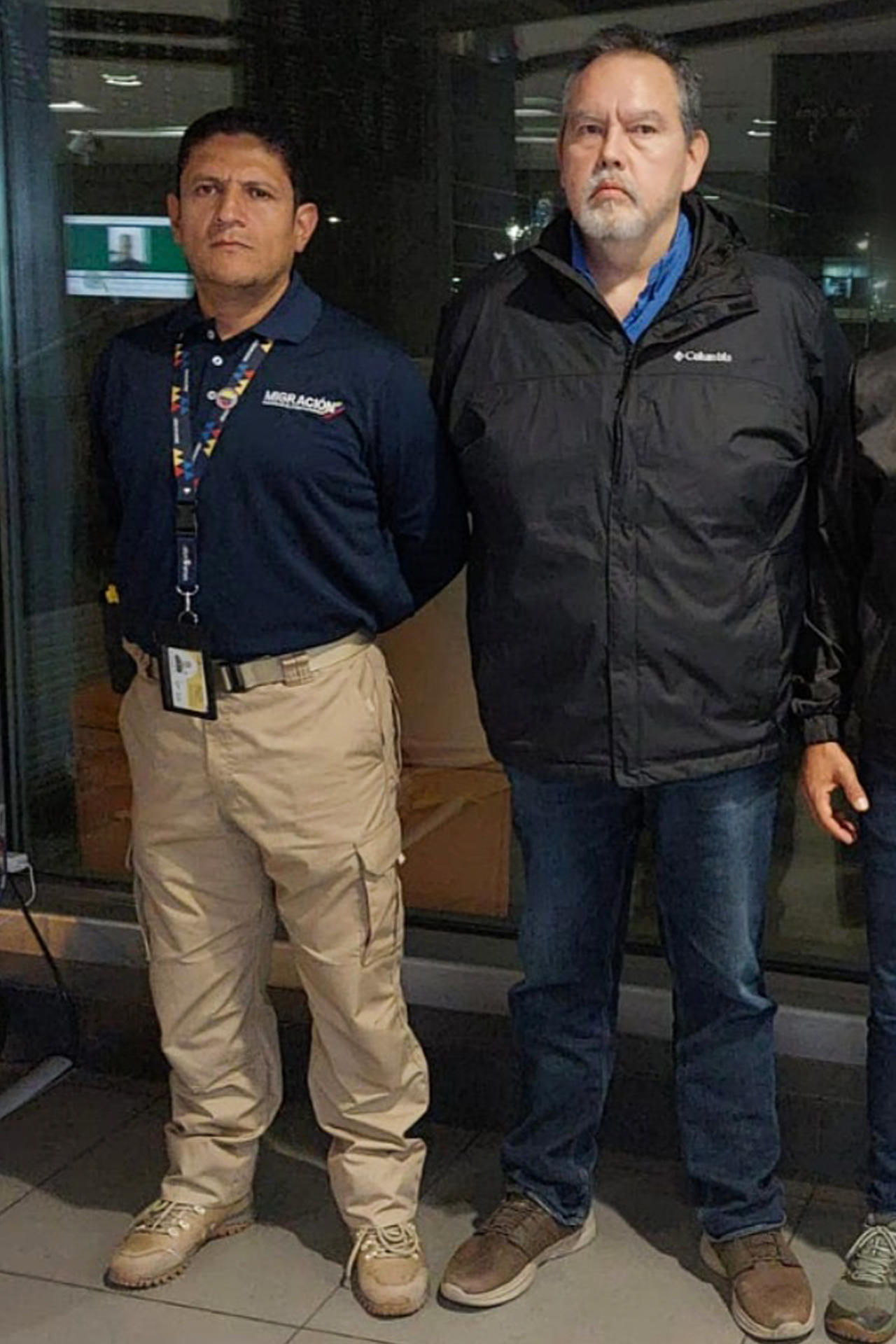 Fotografía cedida este viernes por la Fiscalía de Colombia que muestra al ciudadano Jorge Enrique Pedraza Reyes alias 'Tony' (d) custodiado por un integrante de Migración Colombia luego de su captura en el aeropuerto El Dorado en Bogotá (Colombia). EFE/MÁXIMA CALIDAD DISPONIBLE/ Fiscalía de Colombia