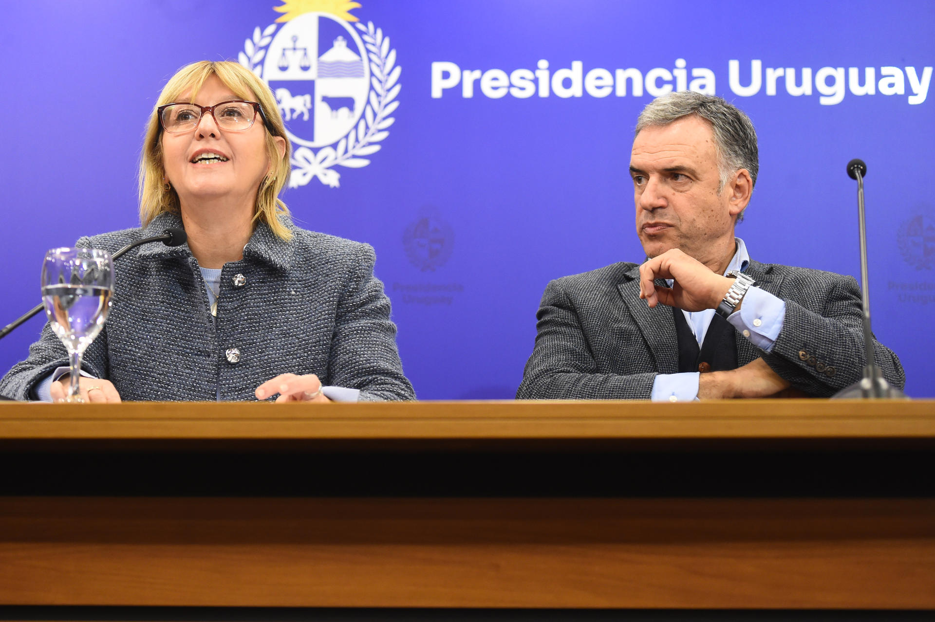La ministra de Salud Pública de Uruguay, Cristina Lustemberg (i) y el presidente de Uruguay, Yamandú Orsi, participan durante una conferencia de prensa este martes, en Montevideo (Uruguay. EFE/STR