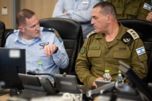 Fotografía cedida por las Fuerzas de Defensa de Israel que muestra al jefe del Estado Mayor del Ejército israelí, Eyal Zamir (d), supervisando los ataques del Ejército israelí contra Irán desde la sala de operaciones de la Fuerza Aérea. Zamir advirtió la madrugada del viernes que Israel se encuentra en medio de "una campaña histórica sin precedentes" contra Irán, después de que la fuerza aérea bombardeara decenas de objetivos militares y nucleares iraníes en una oleada de ataques. EFE/ Fuerzas de Defensa de Israel /SOLO USO EDITORIAL/SOLO DISPONIBLE PARA ILUSTRAR LA NOTICIA QUE ACOMPAÑA (CRÉDITO OBLIGATORIO)