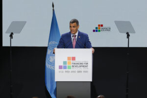 El presidente del Gobierno, Pedro Sánchez (c), interviene durante la IV Conferencia Internacional de la ONU sobre Financiación para el Desarrollo, este lunes en Sevilla. Unos setenta jefes de Estado o de Gobierno se reúnen desde hoy y hasta el próximo jueves en este encuentro que aspira movilizar más recursos en cooperación y reafirmar el compromiso con el multilateralismo. EFE