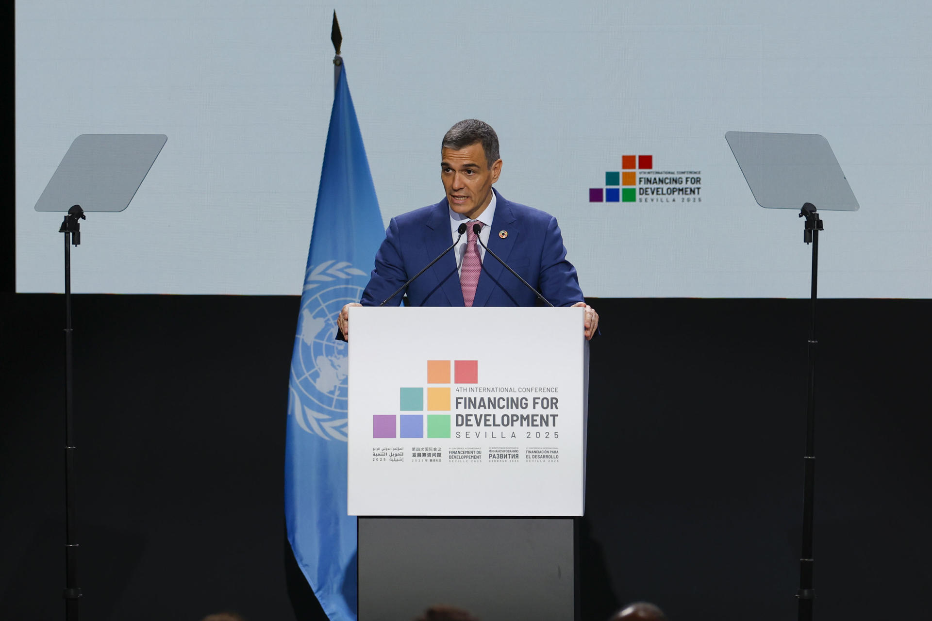 El presidente del Gobierno, Pedro Sánchez (c), interviene durante la IV Conferencia Internacional de la ONU sobre Financiación para el Desarrollo, este lunes en Sevilla. Unos setenta jefes de Estado o de Gobierno se reúnen desde hoy y hasta el próximo jueves en este encuentro que aspira movilizar más recursos en cooperación y reafirmar el compromiso con el multilateralismo. EFE