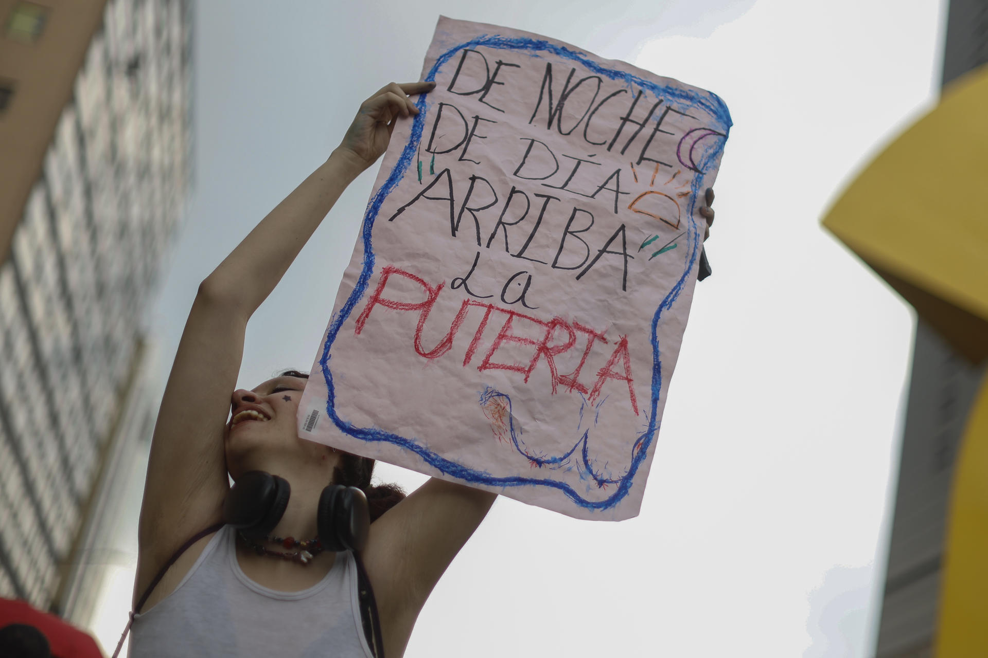 Una trabajadora sexual participa en una protesta en conmemoración del Día Internacional de la Trabajadora Sexual, este lunes en Ciudad de México (México).
Personas que se dedican al trabajo sexual en México marcharon este lunes por el centro de la capital del país para exigir el reconocimiento legal de su labor, acceso a seguridad social y el cese de la violencia en su contra.
EFE/ Sáshenka Gutiérrez