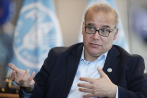 El economista jefe de la Organización de las Naciones Unidas para la Alimentación y la Agricultura (FAO), Máximo Torero, habla durante una entrevista con EFE este jueves, en Santiago (Chile). EFE/ Elvis González