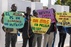 Imagen de archivo, Melilla, 24/04/2025.- Las asociaciones Geum Dodou y Mec de la Rue han denunciado la situación de indefensión en la que se encuentran 10 solicitantes de asilo en Melilla que no han sido atendidos en la Oficina de Asilo pese a tener cita, lo que supone, a su juicio, una vulneración de un derecho fundamental. Siete de los migrantes afectados por esta situación, procedentes de Mali, se han concentrado frente a la Delegación del Gobierno en Melilla con pancartas. EFE/ José Manuel Giner