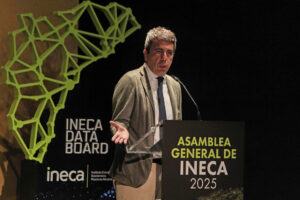 El president de la Generalitat, Carlos Mazón, durante su intervención este viernes en la Asamblea General del Instituto de Estudios Económicos de la Provincia de Alicante (Ineca). EFE/Morell