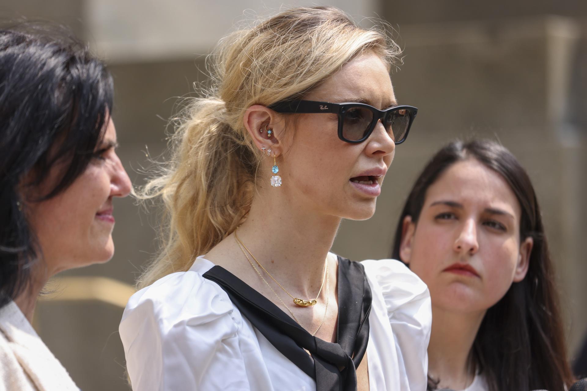 La exmodelo y actual psicóloga Kaja Sokola (C) habla con la prensa a las afueras de un edificio de la corte penal después de que se llegara a un veredicto parcial en el nuevo juicio del exproductor de cine Harvey Weinstein en Nueva York. EFE/SARAH YENESEL
//////////
NEW YORK (United States), 11/06/2025.- Former model and current psychologist Kaja Sokola (C) speaks to the press outside a criminal court building after a partial verdict was reached in the former film producer Harvey Weinstein retrial in New York, New York, USA, 11 June 2025. Weinstein was found guilty Wednesday of sexually assaulting Miriam Haley and not guilty of sexually assaulting Sokola. The jury was unable to reach a verdict on the third count of rape and will keep deliberating on Thursday. (Nueva York) EFE/EPA/SARAH YENESEL