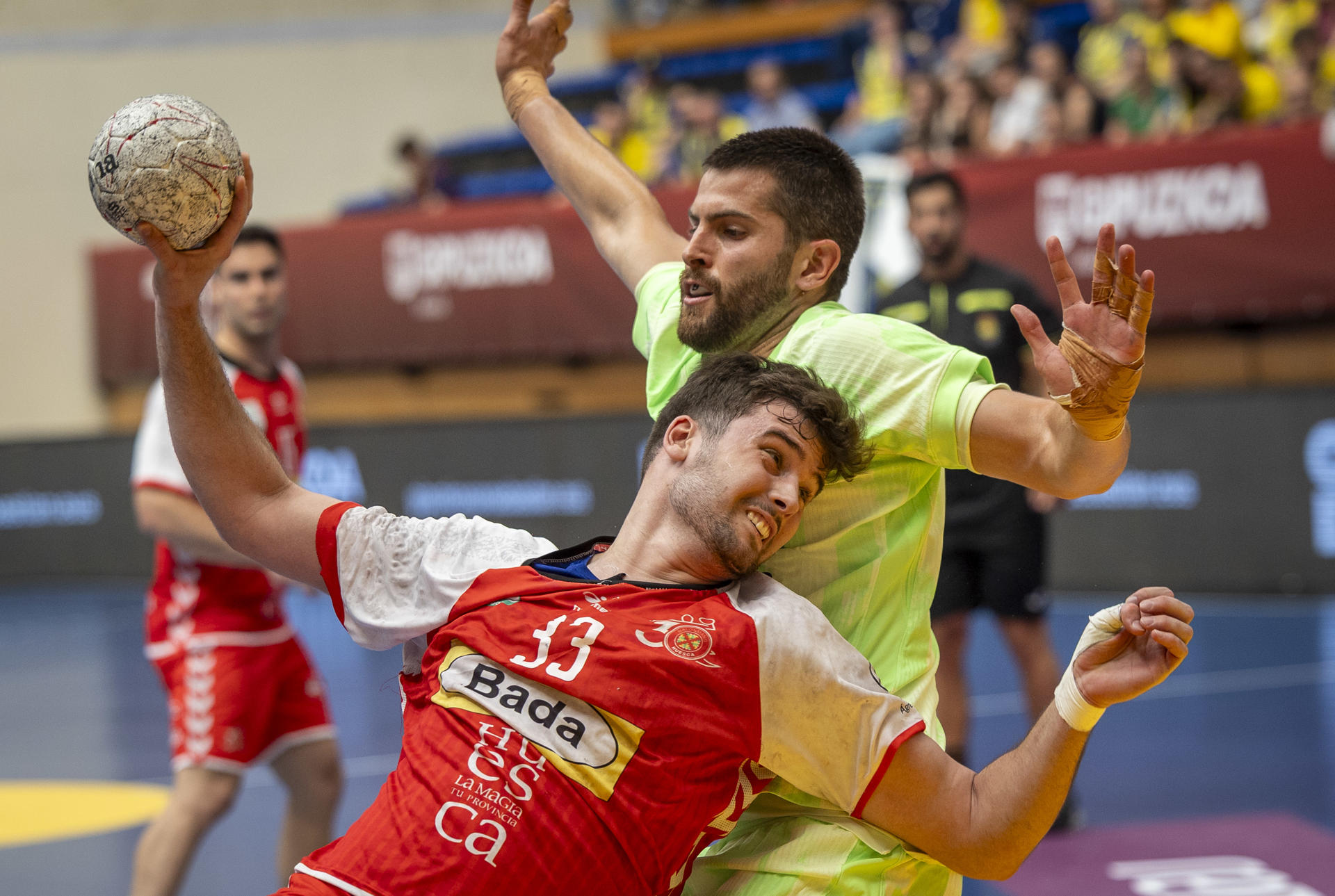 El jugador del Bada Huesca Artur Parera y Jaime Gallego, del Barça, durante la primera semifinal de la Copa del Rey de balonmano, disputada en el polideportivo Artaleku de Irun (Gipuzkoa). EFE/Javier Etxezarreta

