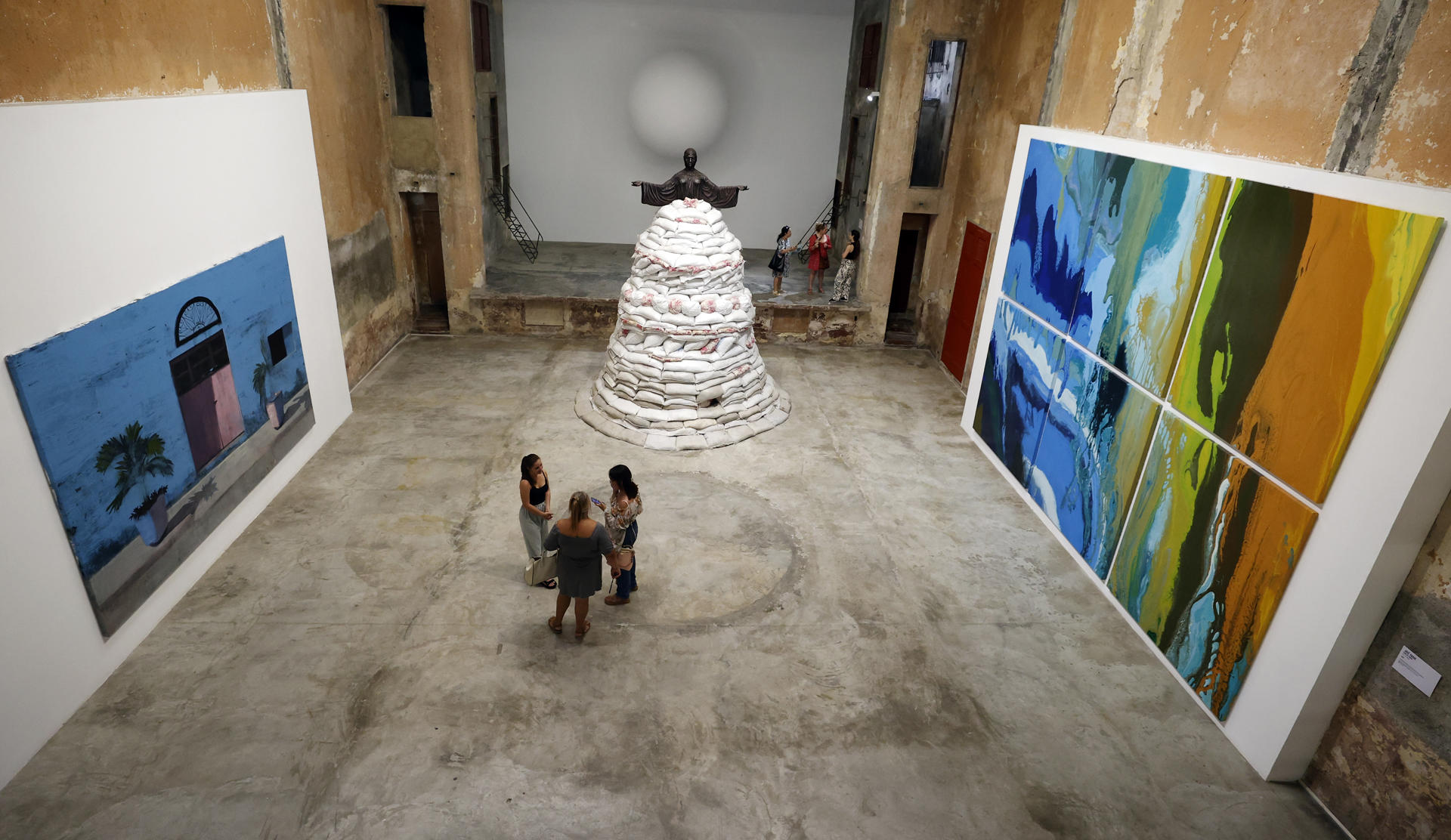 Fotografía del 30 de mayo de 2025 de personas recorriendo una exposición en la Galería Continua en La Habana (Cuba). EFE/ Ernesto Mastrascusa