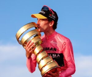 El británico Simon Yates (Visma Lease a Bike) cumplió en Roma su anhelo de proclamarse vencedor de la 108 edición del Giro de Italia. EFE/EPA/GIUSEPPE LAMI