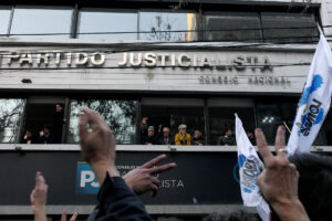 Manifestantes frente al partido Justicialista este 10 de junio de 2025, en Buenos Aires (Argentina). EFE/ Enrique García Medina