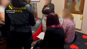 La Guardia Civil, en el marco de la operación Bildalketa, ha liberado a nueve mujeres víctimas de trata de seres humanos con fines de explotación sexual en las localidades de Barakaldo (Bizkaia) y Castro Urdiales (Cantabria). En total hay siete personas detenidas y tres investigadas por los delitos de trata de seres humanos, contra la salud pública y por pertenencia a grupo criminal. EFE/ Guardia Civil ***SOLO USO EDITORIAL/SOLO DISPONIBLE PARA ILUSTRAR LA NOTICIA QUE ACOMPAÑA (CRÉDITO OBLIGATORIO)***