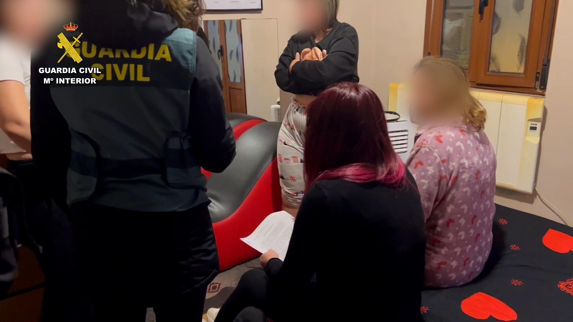 La Guardia Civil, en el marco de la operación Bildalketa, ha liberado a nueve mujeres víctimas de trata de seres humanos con fines de explotación sexual en las localidades de Barakaldo (Bizkaia) y Castro Urdiales (Cantabria). En total hay siete personas detenidas y tres investigadas por los delitos de trata de seres humanos, contra la salud pública y por pertenencia a grupo criminal. EFE/ Guardia Civil ***SOLO USO EDITORIAL/SOLO DISPONIBLE PARA ILUSTRAR LA NOTICIA QUE ACOMPAÑA (CRÉDITO OBLIGATORIO)***