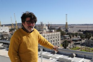 Fotografía del 24 de junio de 2025 del actor uruguayo César Troncoso posando durante una entrevista con EFE, en Montevideo (Uruguay). EFE/Raúl Martínez