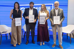 El presidente de la Región de Murcia, Fernando López Miras (2i), la presidenta de la Junta de Extremadura, María Guardiola (2d), la alcaldesa de Santander, Gema Igual (i) y el portavoz del PP en el Ayuntamiento de Barcelona, Dani Sirera (d), momentos antes de presentar la Ponencia de Estatutos del Partido Popular en un acto que se ha celebrado este miércoles en Murcia. EFE/Marcial Guillén