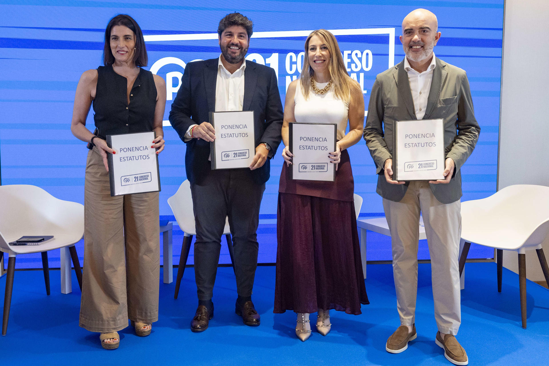 El presidente de la Región de Murcia, Fernando López Miras (2i), la presidenta de la Junta de Extremadura, María Guardiola (2d), la alcaldesa de Santander, Gema Igual (i) y el portavoz del PP en el Ayuntamiento de Barcelona, Dani Sirera (d), momentos antes de presentar la Ponencia de Estatutos del Partido Popular en un acto que se ha celebrado este miércoles en Murcia. EFE/Marcial Guillén
