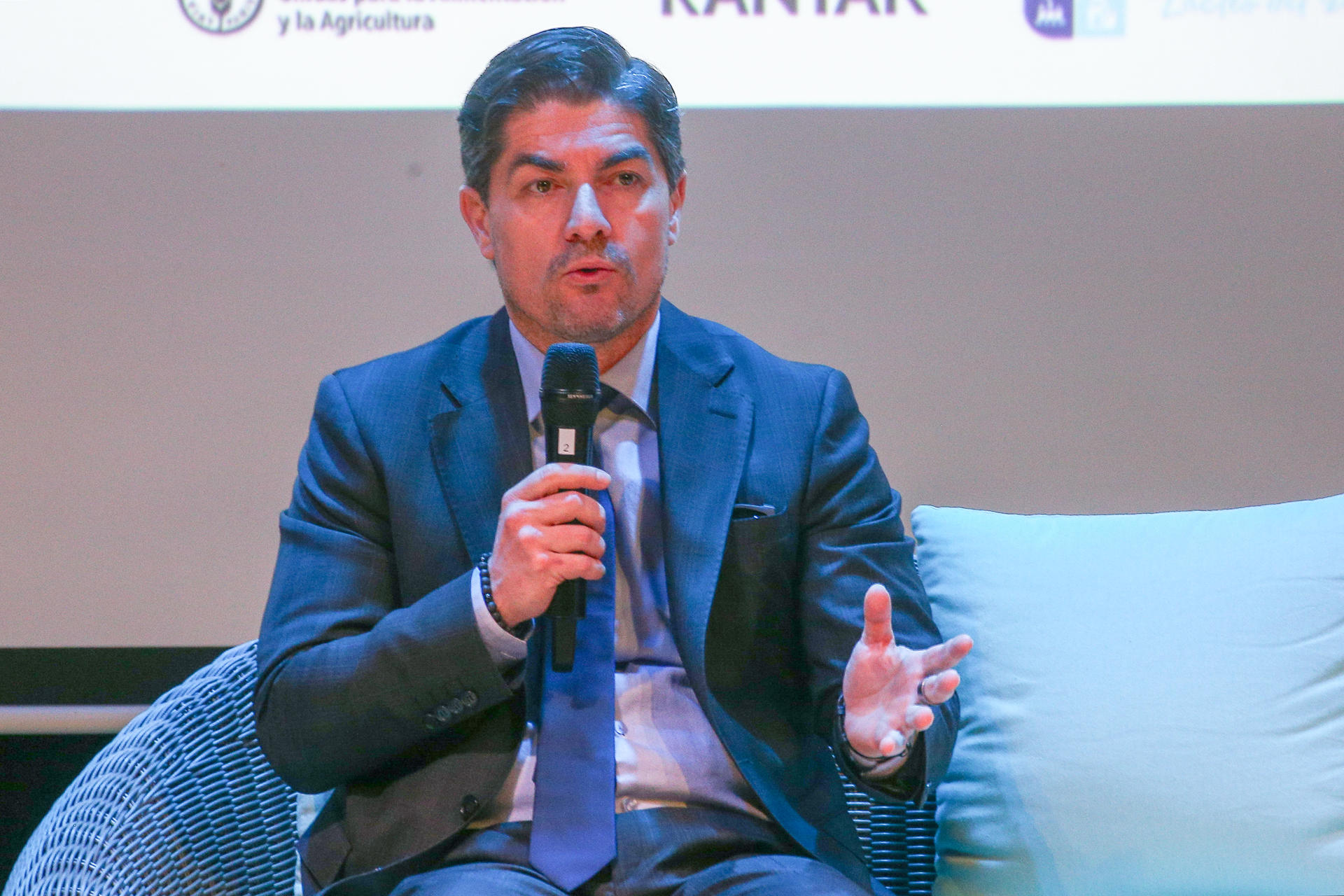 El viceministro de Producción, Comercio Exterior, Inversiones y Pesca de Ecuador, Andrés Robalino, habla en el Foro Lácteo Ecuador 2025 este miércoles en Quito. EFE/ José Jácome