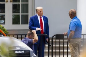 El presidente de Estados Unidos, Donald Trump, fue captado este viernes, 20 de junio, al hablar con un trabajador de la Casa Blanca, en los jardines de la sede del Ejecutivo estadounidense, en Washington DC (EE.UU.). EFE/Jim Lo Scalzo