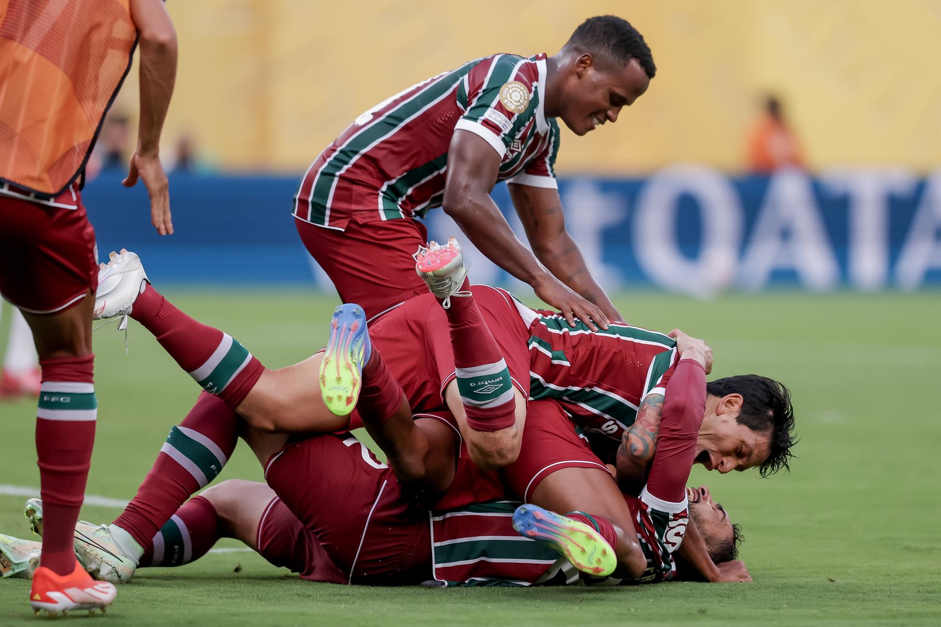 Jugadores de Fluminense celebran la emotiva victoria de este sábado en el Mundial de Clubes. EFE/EPA/SARAH YENESEL