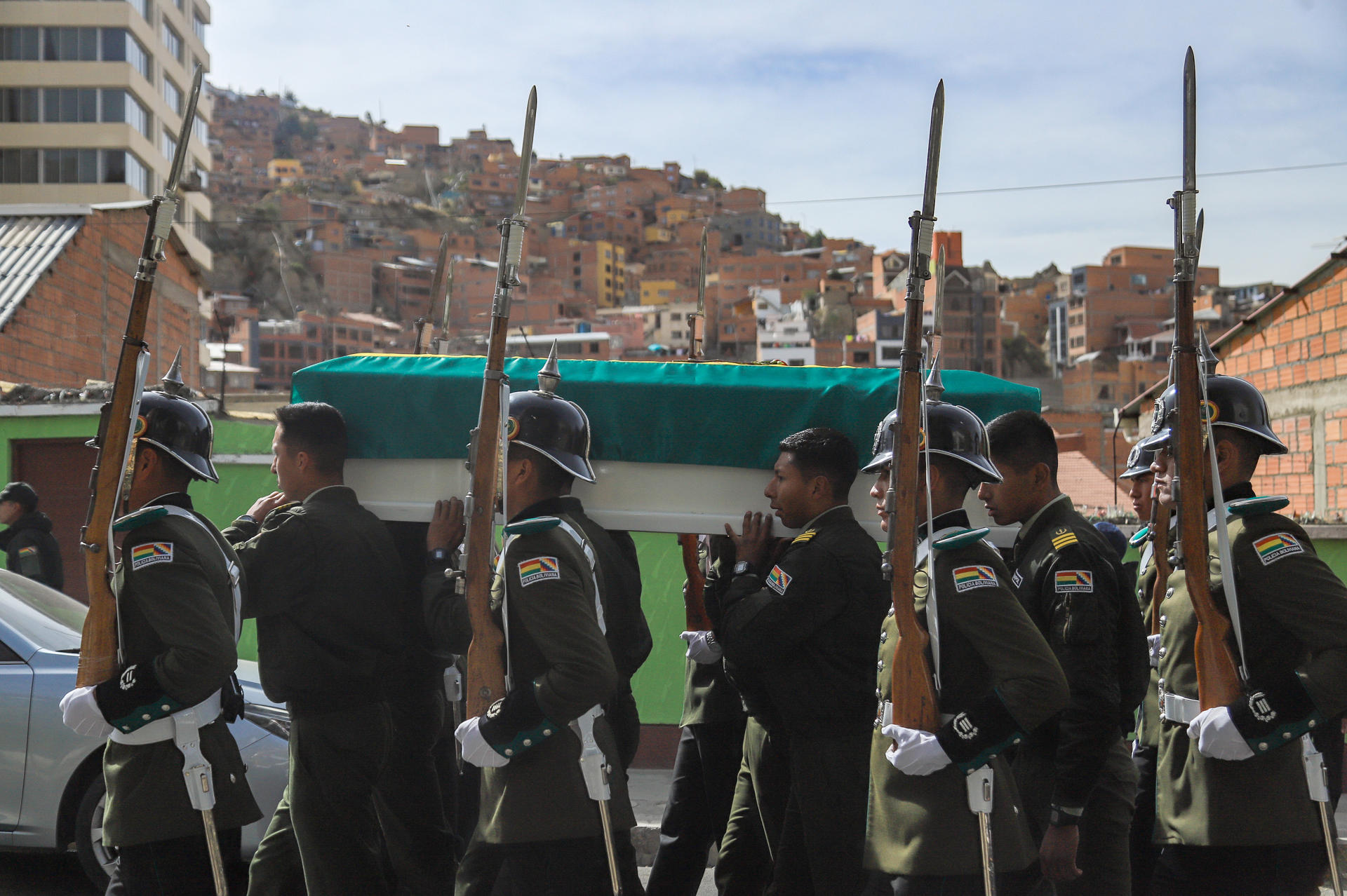 . La Policía Boliviana rindió honores póstumos y despidió este sábado a los policías fallecidos durante los bloqueos de caminos que instauraron los seguidores del exmandatario Evo Morales, con la advertencia de que trabajará hasta identificar a los causantes de esos decesos. EFE/ Gabriel Márquez