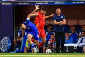 Gerard Martín (c) pugna con el eslovaco Nino Marcelli, durante el primer partido del Europeo sub-21. EFE/EPA/MARTIN DIVISEK