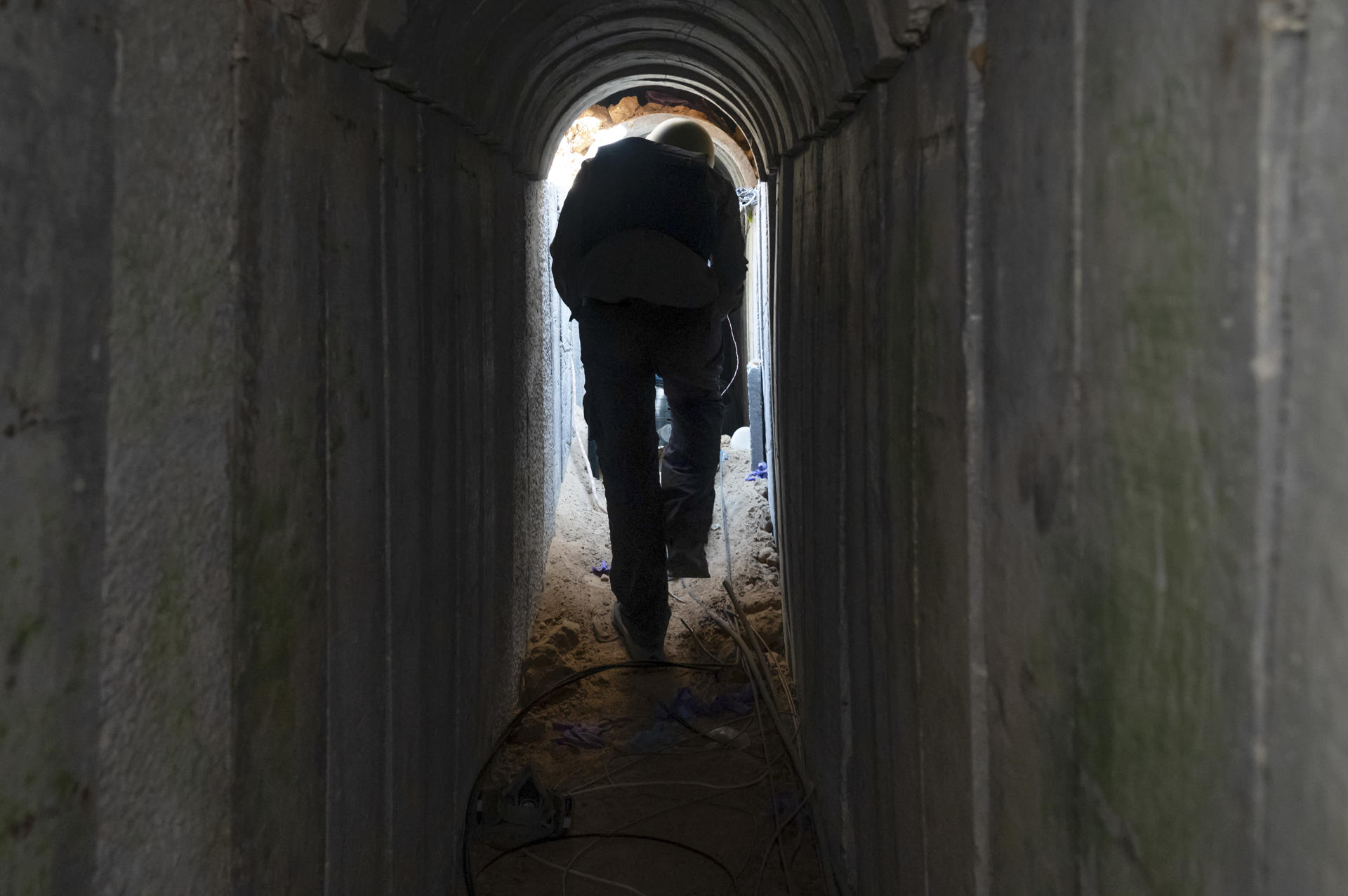 JAN YUNIS (GAZA), 08/06/2025.- El Ejército israelí mostró este domingo a la prensa internacional un túnel hallado bajo el Hospital Europeo de Jan Yunis (sur de Gaza), en el que dijo haber matado a Mohammed Sinwar, al que califica como líder de Hamás en la Franja. EFE/Magda Gibelli